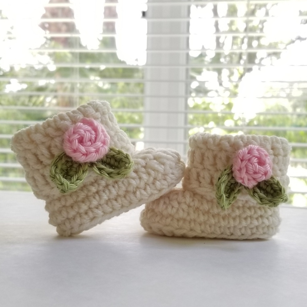 Baby girl booties with Roses